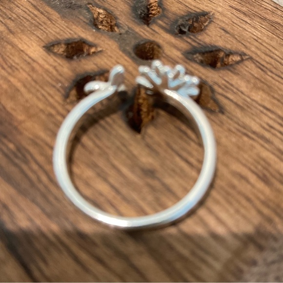 Silver Tone Dainty Beautiful Flower Ring - Picture 3 of 5